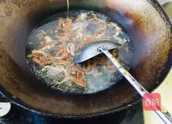 Illustration of how to make spicy and sour shredded pork soup 3