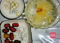Illustration of how to make red dates, tremella and lotus seed soup 1