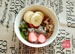 Illustration of how to make fresh fruit oatmeal yogurt cup 2