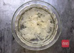 Illustration of how to make pumpkin and white fungus custard 4