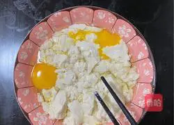 Illustration of how to make steamed eggs with minced meat 1