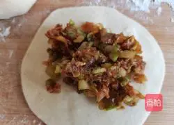 Illustration of how to steam cabbage and pork with pink skin 11