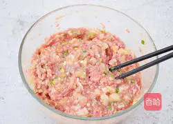 Illustration of how to make shrimp and pork wontons 10