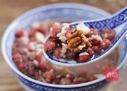 Illustration of how to make red bean and barley sweet rice wine 8