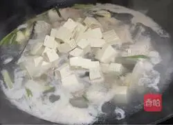 Illustration of how to make fish head and tofu soup 7