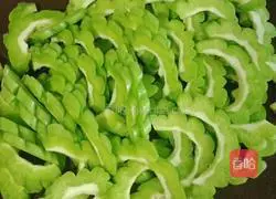 Bitter melon and scrambled eggs Illustration of how to do it 1