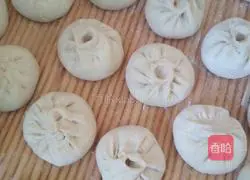Illustration of how to make pork soup dumplings 17
