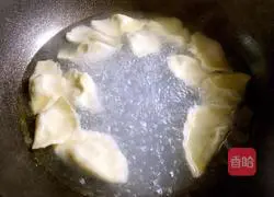 Illustration of how to make celery and pork dumplings 20