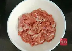 Illustration of how to make fried pork slices with lotus root and yuba 3