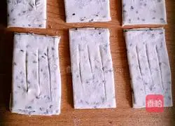 Illustration of how to make Tianjin snacks with fork 4