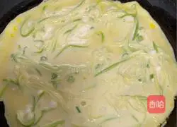 Illustration of how to make zucchini and egg pancakes 7