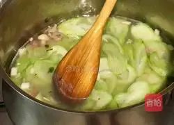 Illustration of how to make ham, mushroom and luffa soup 6