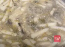 Illustration of how to make pickled vegetable rice cake soup 9