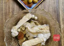 Illustration of how to make bamboo fungus, lotus seeds, lily and chestnut chicken soup 2