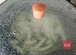 Illustration of how to make loofah and egg soup 6