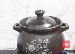 Illustration of how to make peach gum, saponin and rice stewed in milk 8