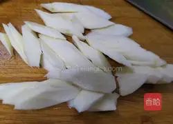 Illustration of how to make cranberry yam pancakes (strengthening the spleen and stomach) 2