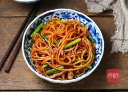 Illustration of how to make stir-fried noodles with garlic moss and shredded pork 10