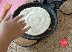 Illustration of how to make scallion pancake 3