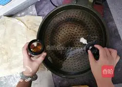 Illustration of how to make fried leek and egg vermicelli buns 9