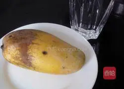 Illustration of how to make mango juice 1