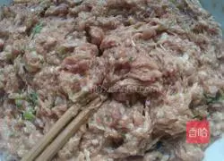 Illustration of how to make dumplings stuffed with pork and green onion 3