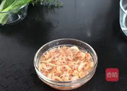 Illustration of how to make shrimp skin egg soup 1