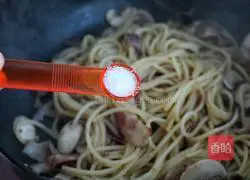Illustration of how to make stir-fried pasta with black pepper, mushrooms and bacon 10
