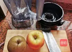 Illustration of how to make apple and pear juice 1