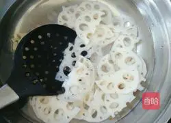 Illustration of how to make spicy lotus root slices in cold sauce 2