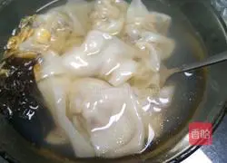 Illustration of how to make delicious shrimp and meat wontons 13