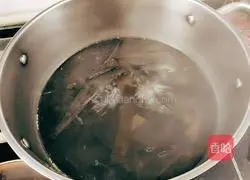 Illustration of how to make spinach, carrot and kelp soup 8