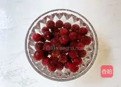 Illustration of how to make lemon, lychee and bayberry drink 2