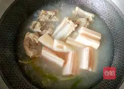 Illustration of how to make pork ribs and lotus root soup 5