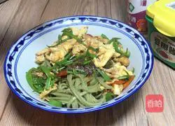 Illustration of how to make green pepper and egg mixed with kelp noodles 11