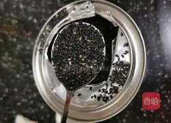 Illustration of how to make black sesame rolls 4