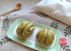 Illustration of how to make spinach rolls 18
