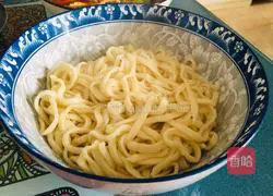 Illustration of how to make green pepper, egg and tomato noodles 14