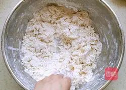 Illustration of how to pour oil on scissor noodles 1