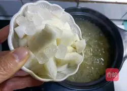 Illustration of how to make Tremella and Snow Pear Soup 8
