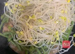 Illustration of how to make steamed beans and noodles 6