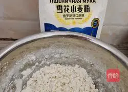 Illustration of how to make pork and leek dumplings 4