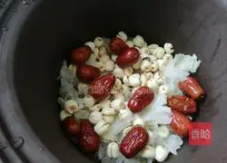 Illustration of how to make red dates, white fungus and lotus seed soup 2