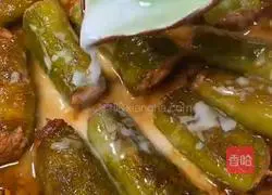 Illustration of how to stuff tiger skin and green pepper with meat 7