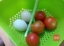 Illustration of how to make tomato and egg drop soup 1