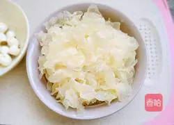 Illustration of how to make wolfberry, tremella and lotus seed soup 4