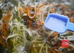 Illustration of how to make pickled cabbage noodles 9