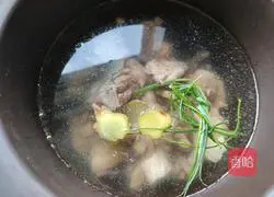 Illustration of how to make mushroom and chicken soup 4