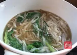 Illustration of how to make vegetables and shredded pork noodles 13