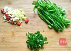 Illustration of how to make fried rice noodles with fish-flavored eggs 4